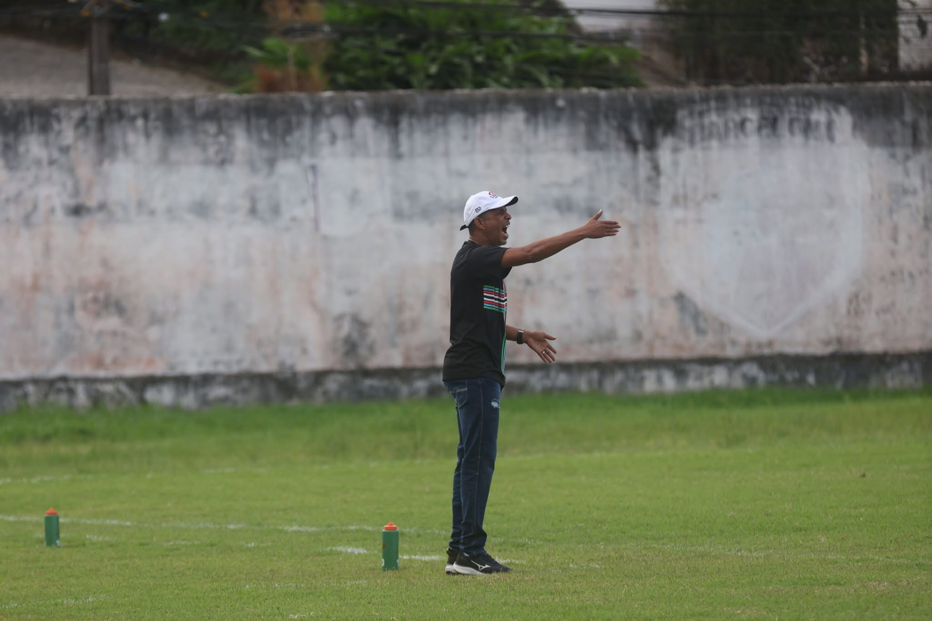 Souza Brito orientando durante a partida