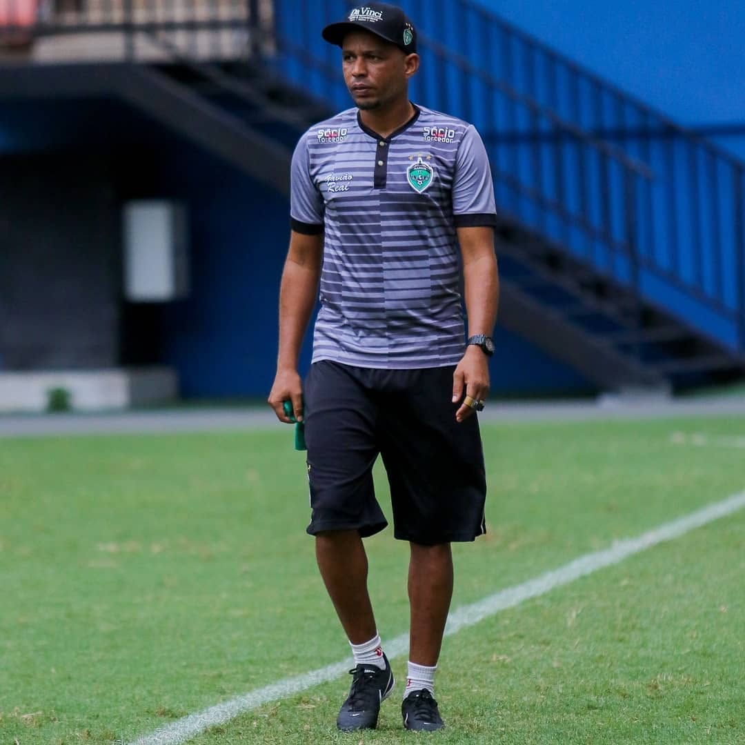 Souza Brito à beira do campo pelo Manaus FC