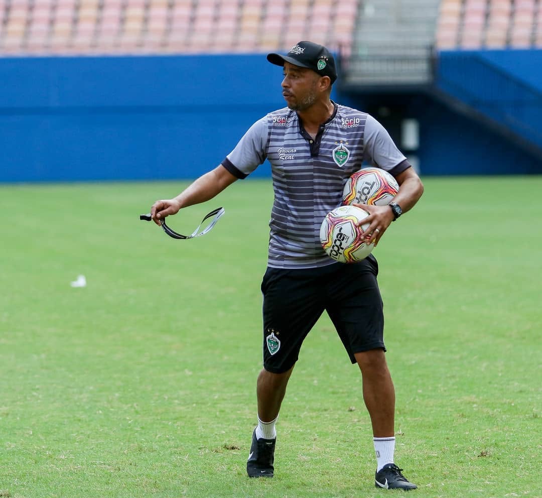 Souza Brito comandando treino no Manaus FC